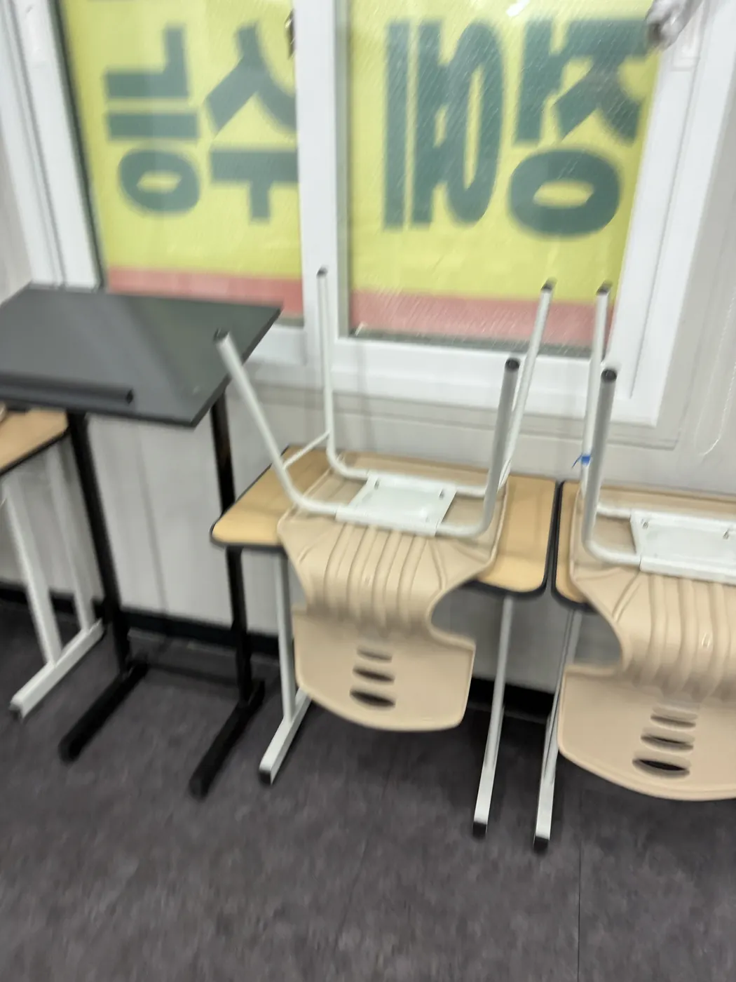 하동군 학원청소 시공 현장 — 좌석 사이 바닥