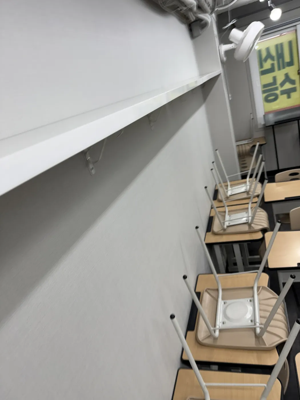사천시 학원청소 시공 현장 — 좌석 사이 바닥