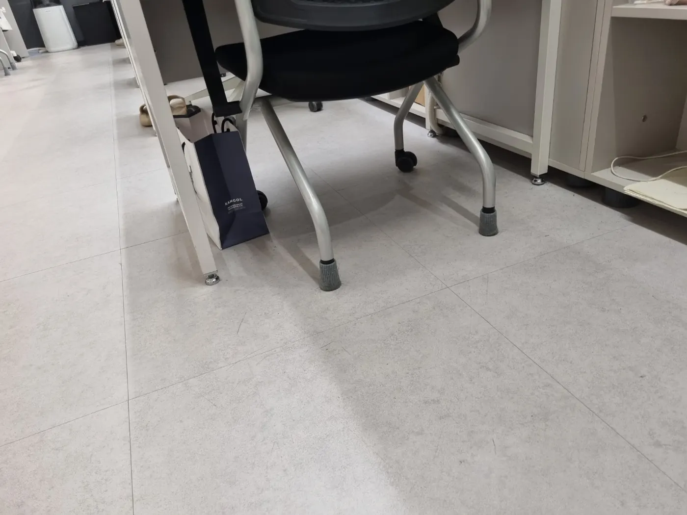 바닥 마감 상태 — 안의면 학원청소 현장