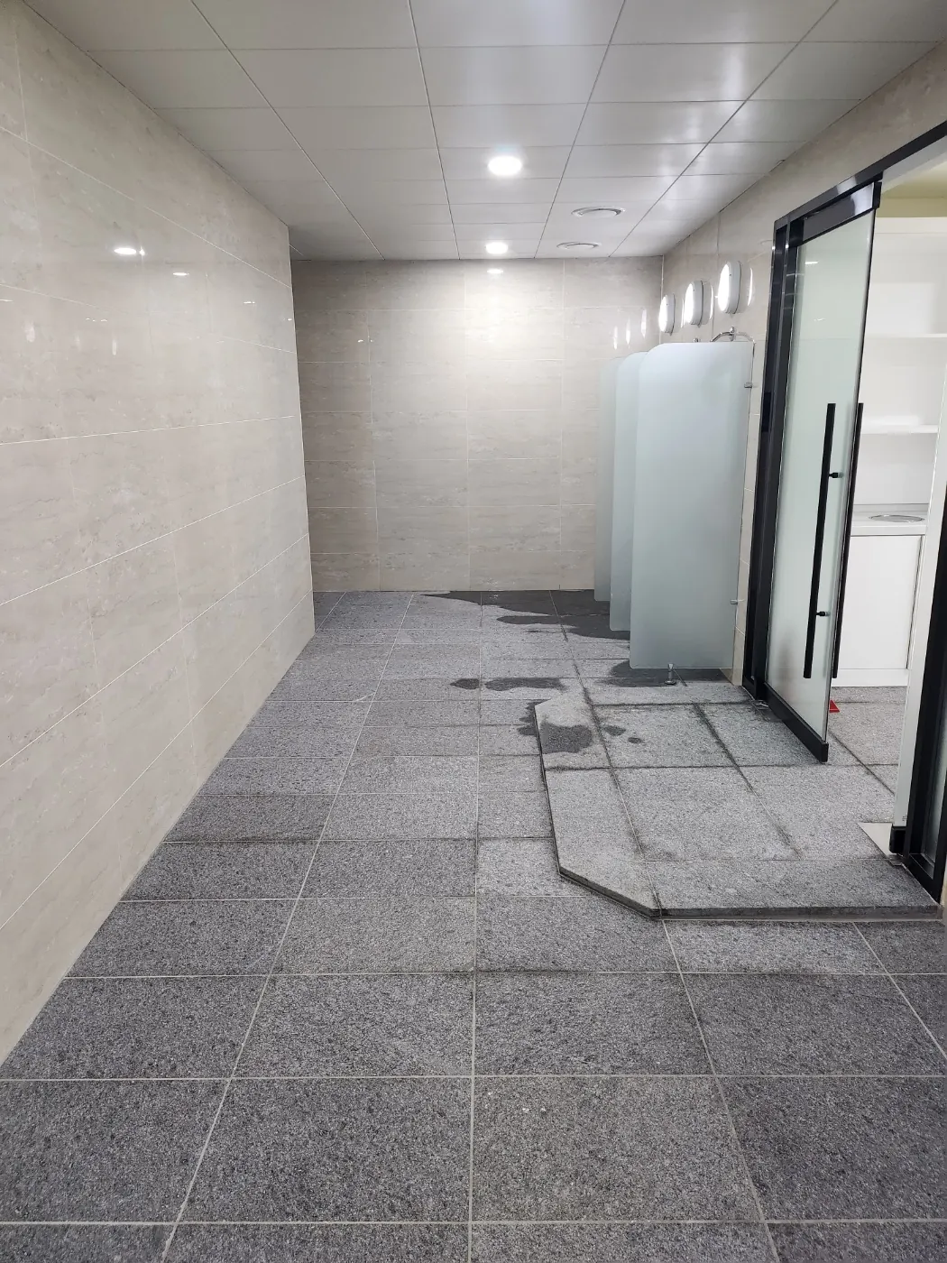 바닥 세정 — 거창군 목욕탕청소 현장
