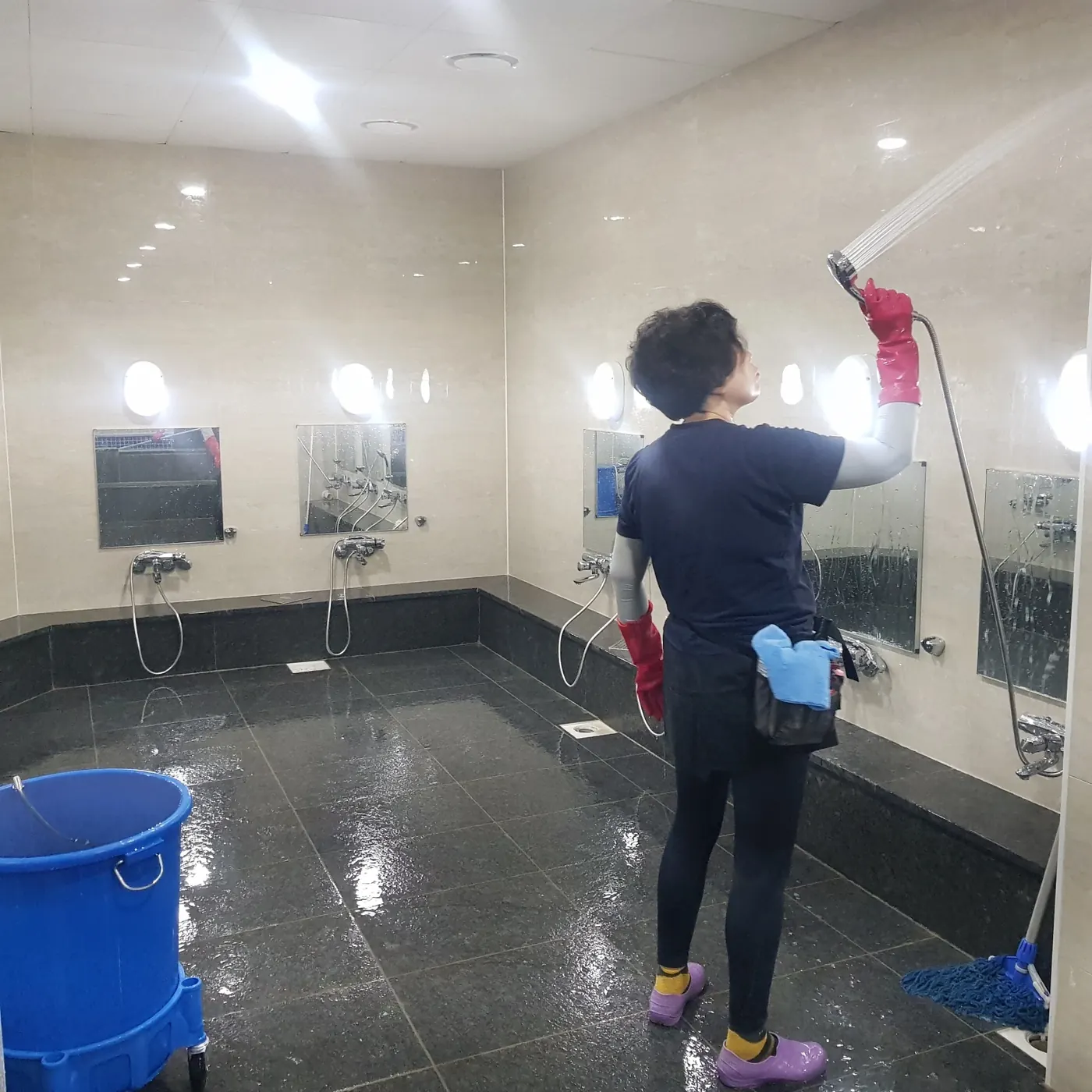 기계 세정 작업 — 금성면 목욕탕청소 현장
