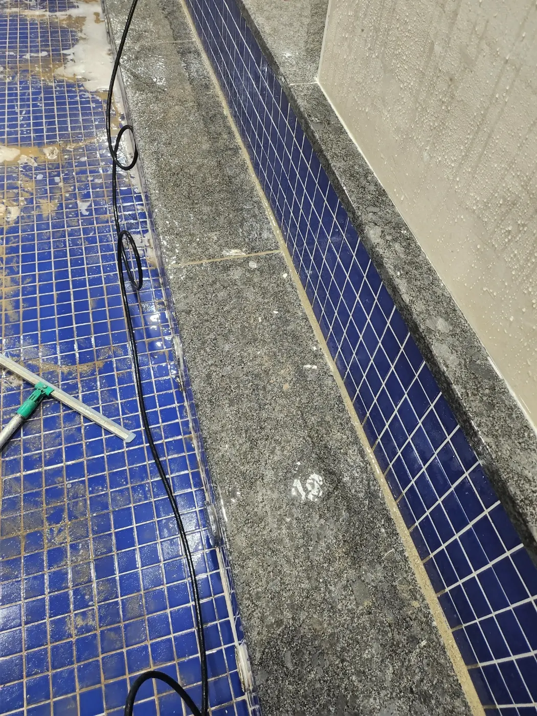 사천시 목욕탕청소 시공 현장 — 탕 내부 세정