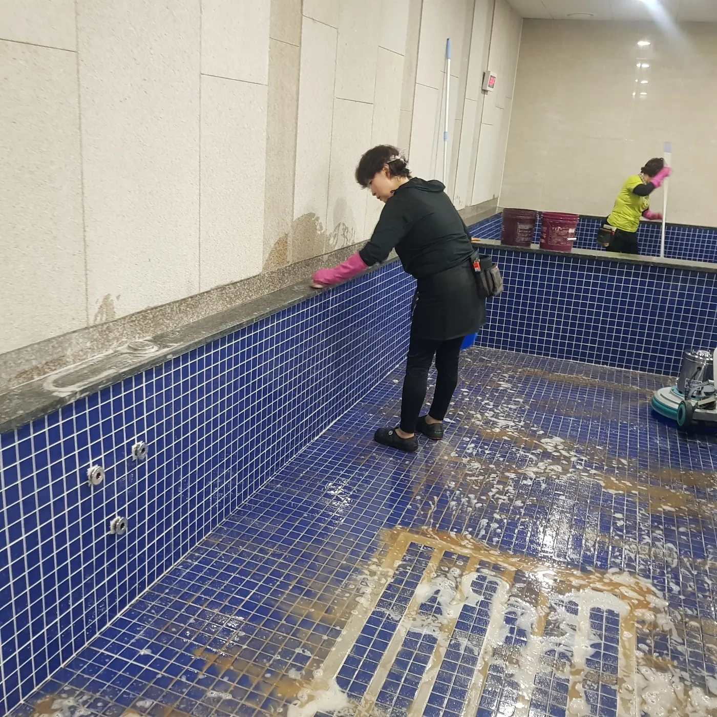 하동군 목욕탕청소 시공 현장 — 욕조 관리