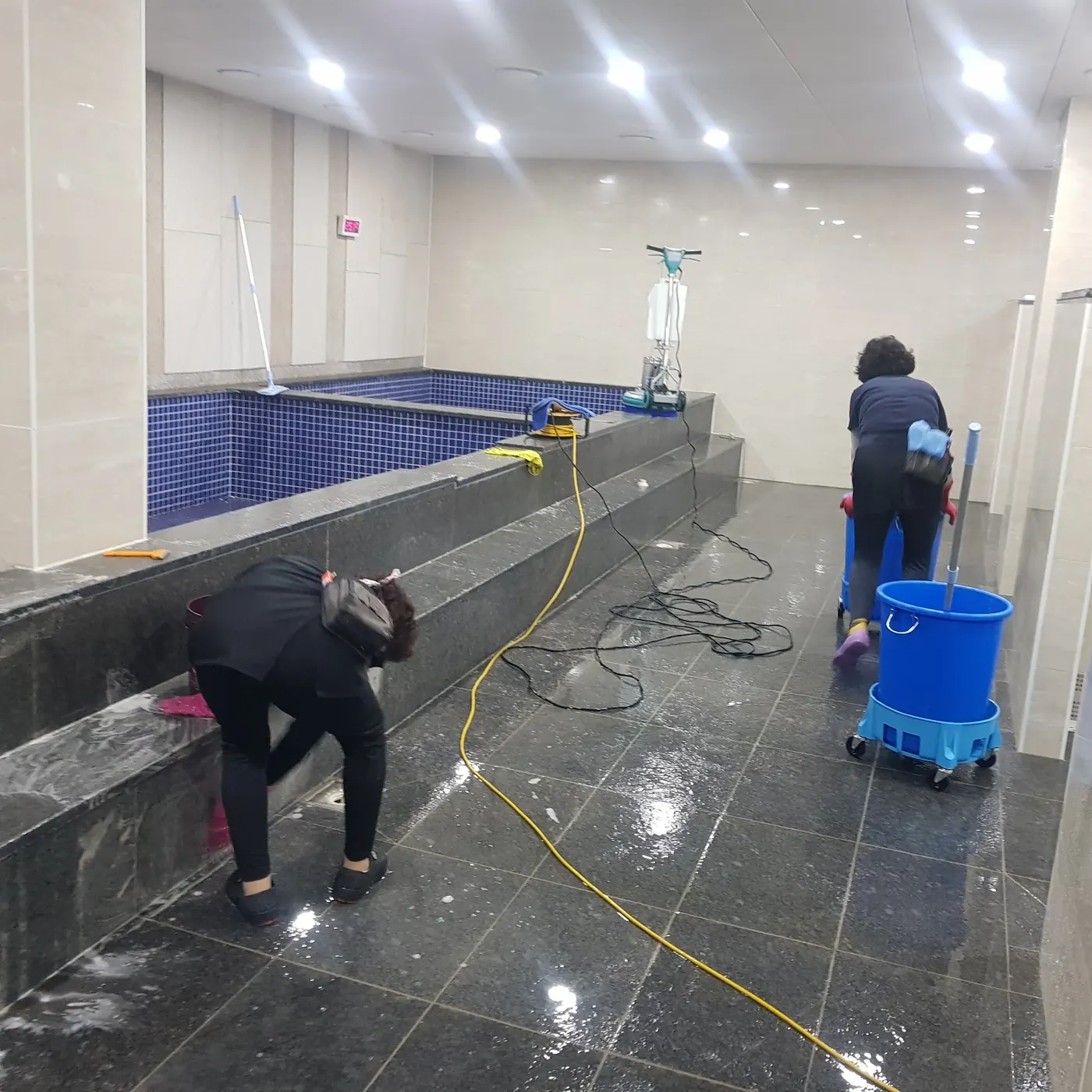 산청군 목욕탕청소 시공 현장 — 탕 내부 세정