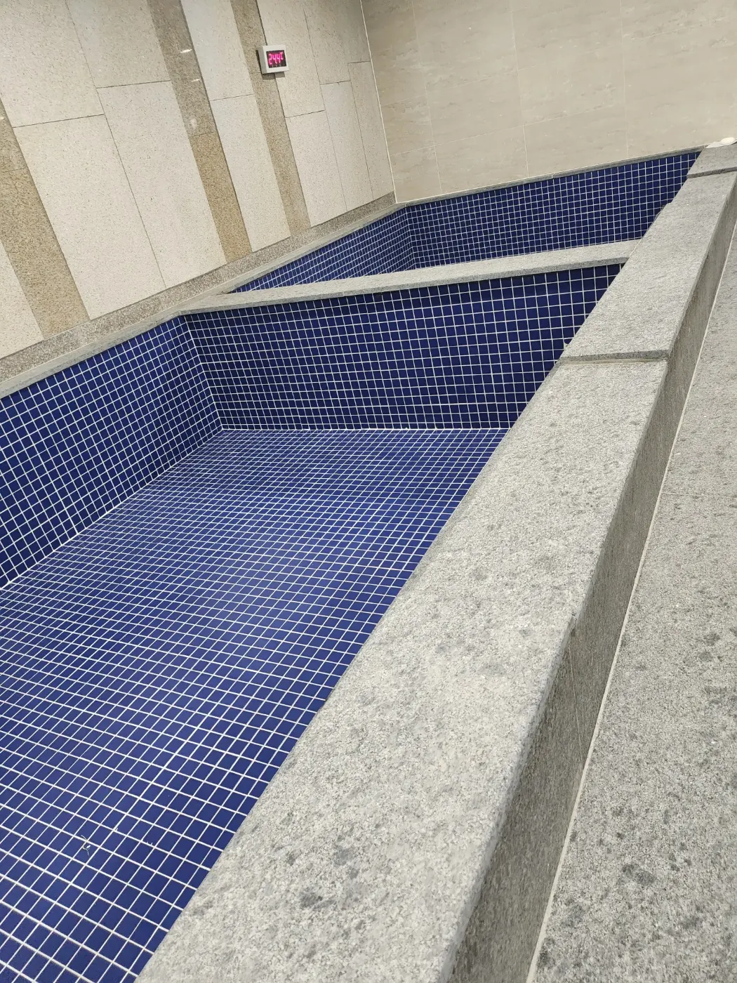 거창군 목욕탕청소 시공 현장 — 탕 내부 세정