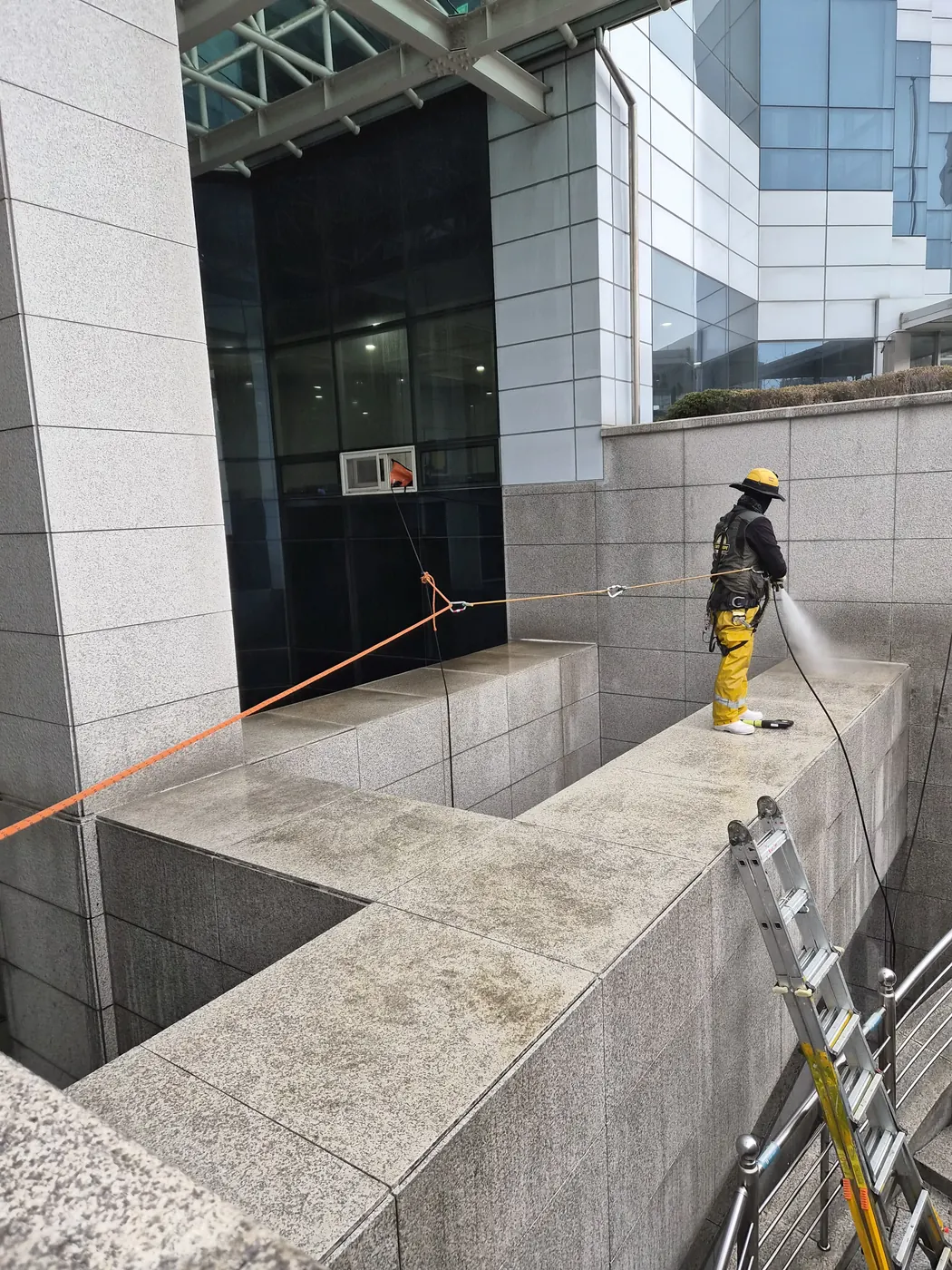 경남서부 외벽청소 시공 현장 — 로프 작업