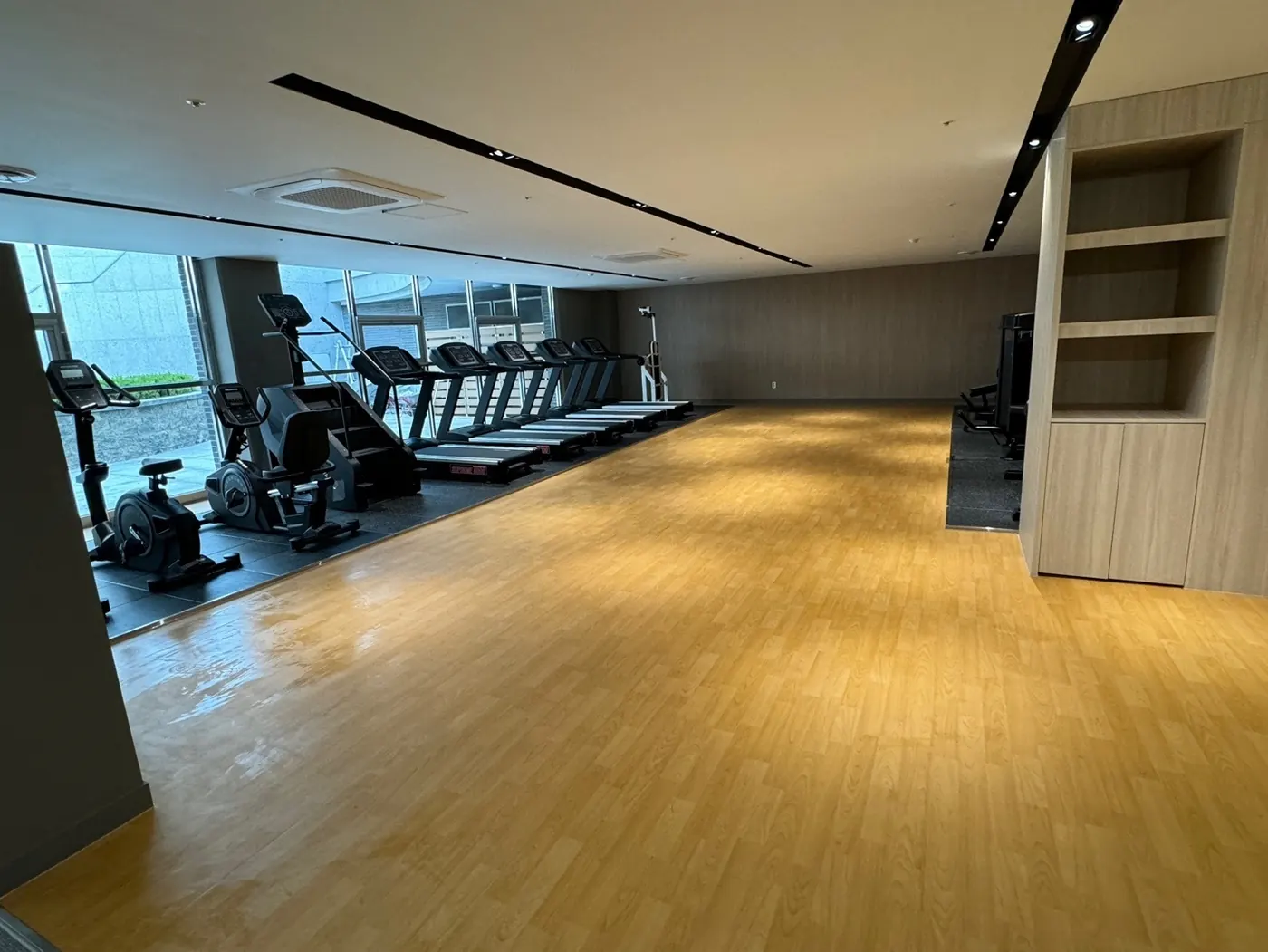 경남서부 헬스장청소 시공 현장 — 머신존 정리