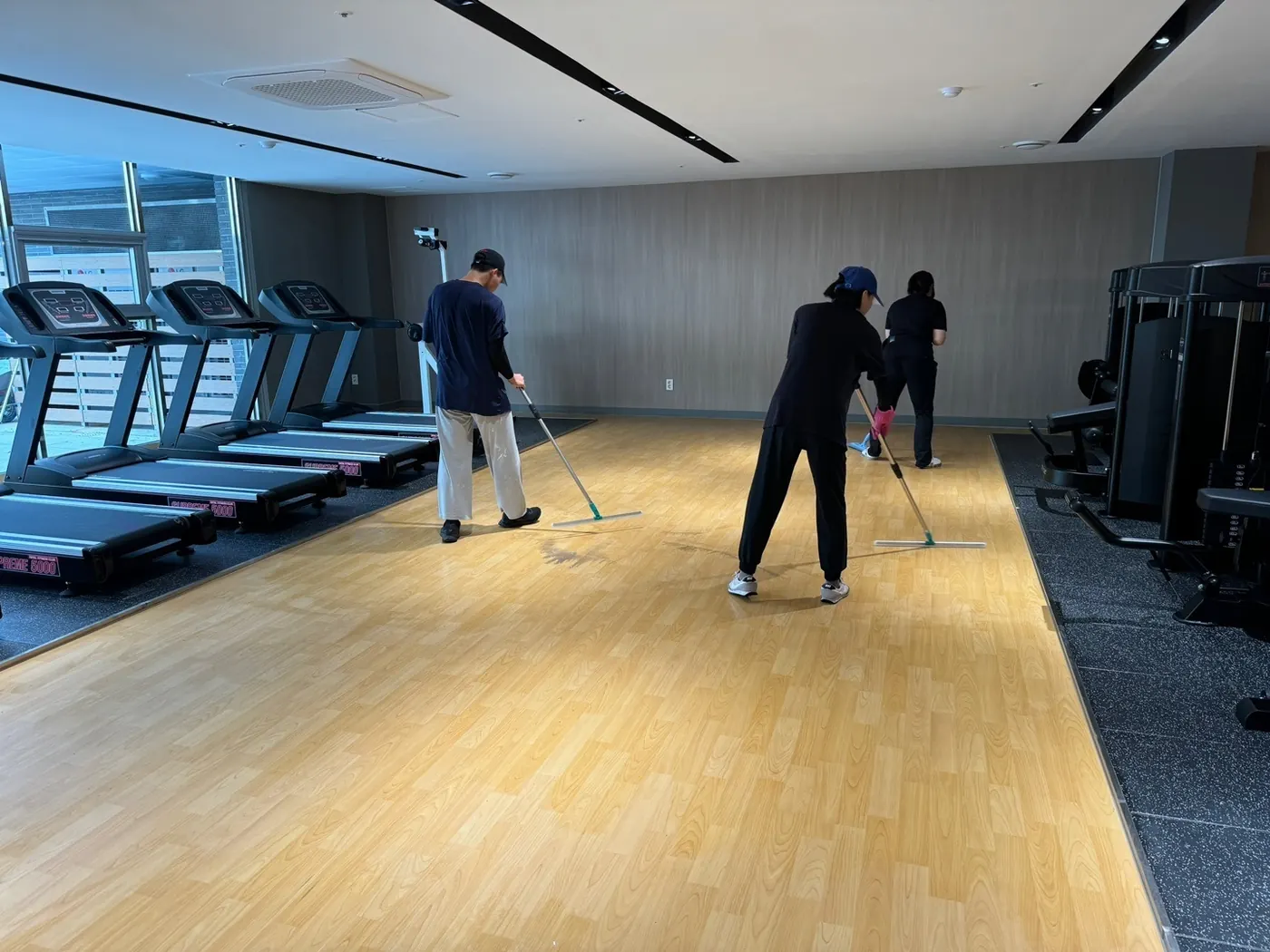 세정 진행 — 함양군 헬스장청소 현장