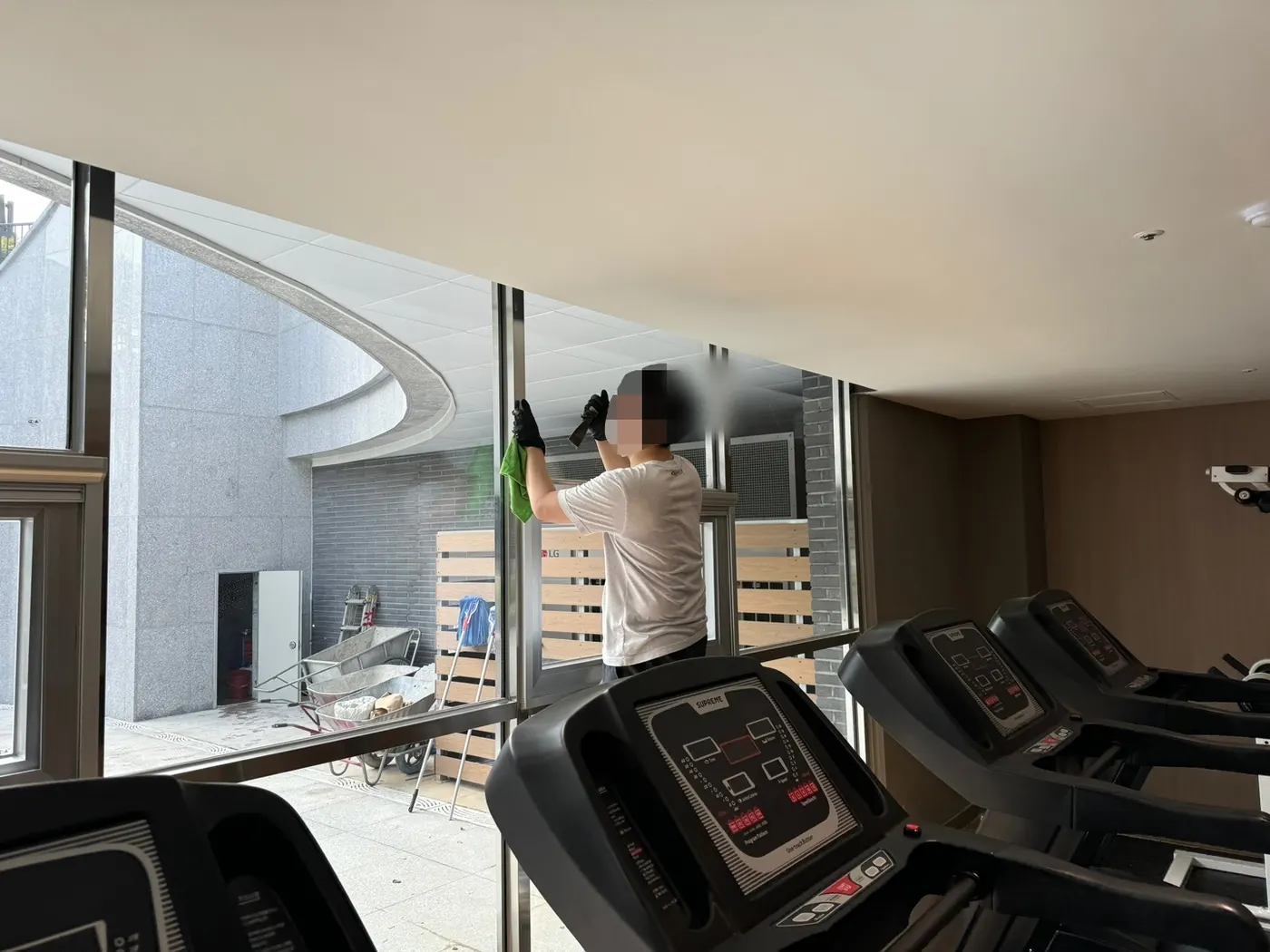 작업 진행 — 거창군 헬스장청소 현장