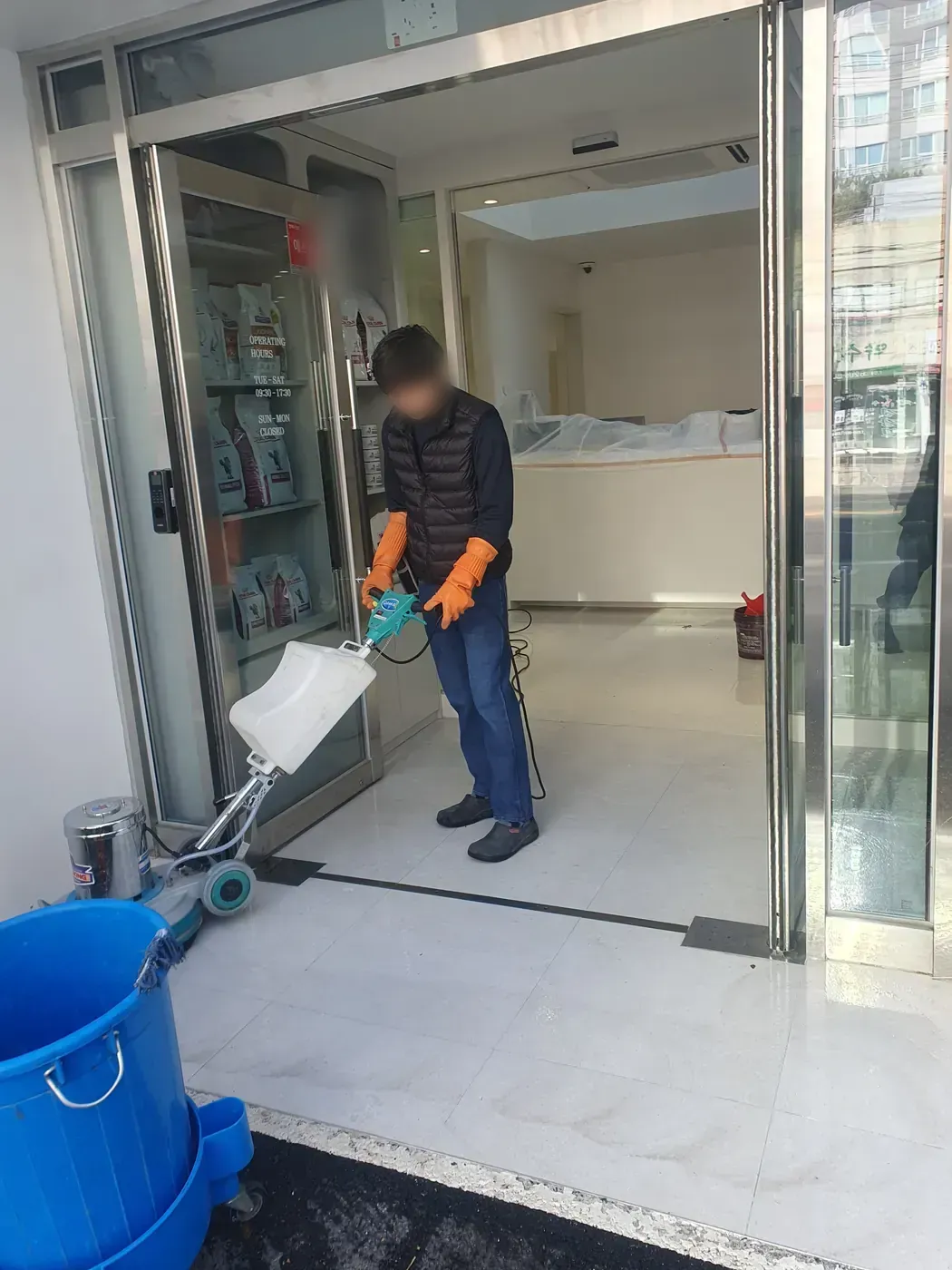 바닥 광택 작업 — 사천시 병원청소 현장
