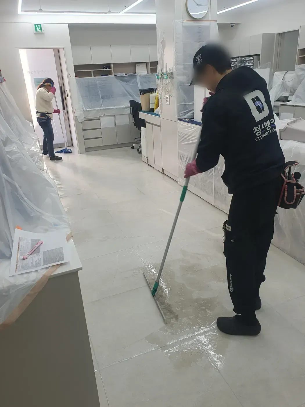 바닥 물걸레 마감 — 함양군 병원청소 현장
