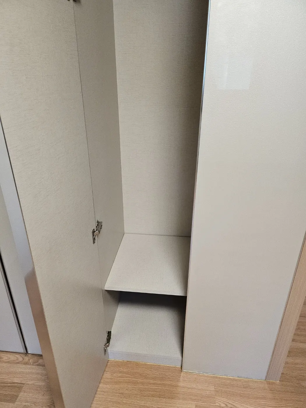 붙박이장 내부 — 봉남동 입주청소 현장