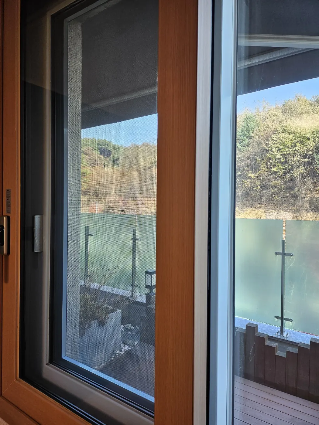 창틀 레일 청소 — 경남서부 입주청소 현장