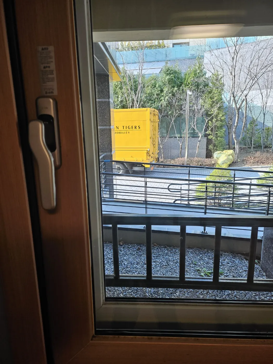 창호·유리 마감 — 산청읍 입주청소 현장