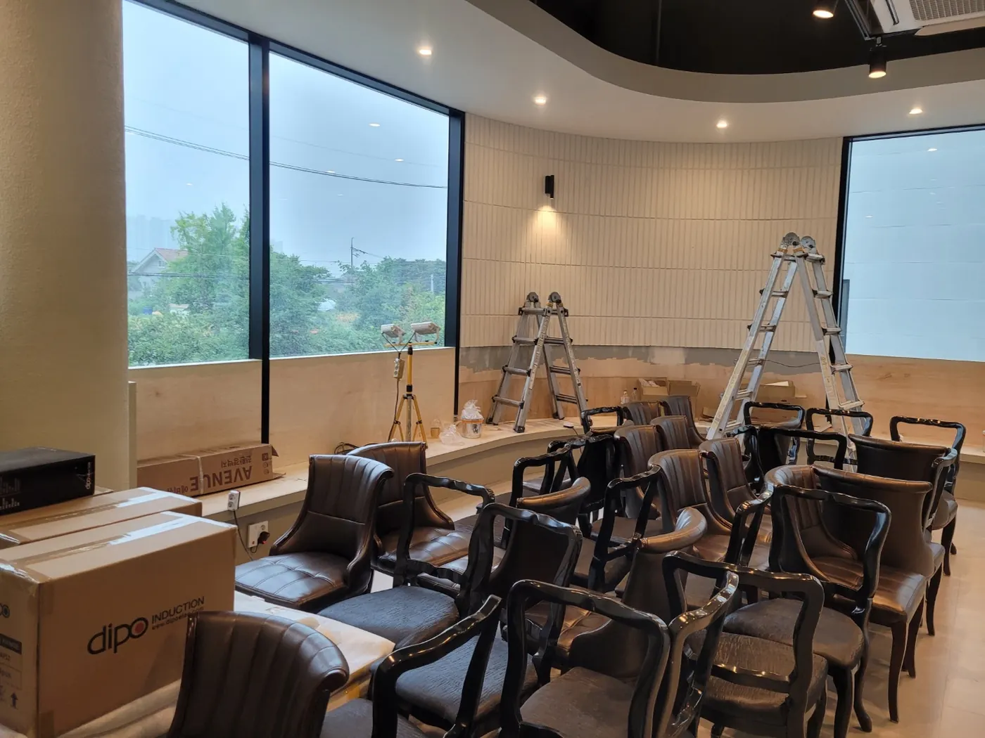 창호 마감 확인 — 동금동 준공청소 현장