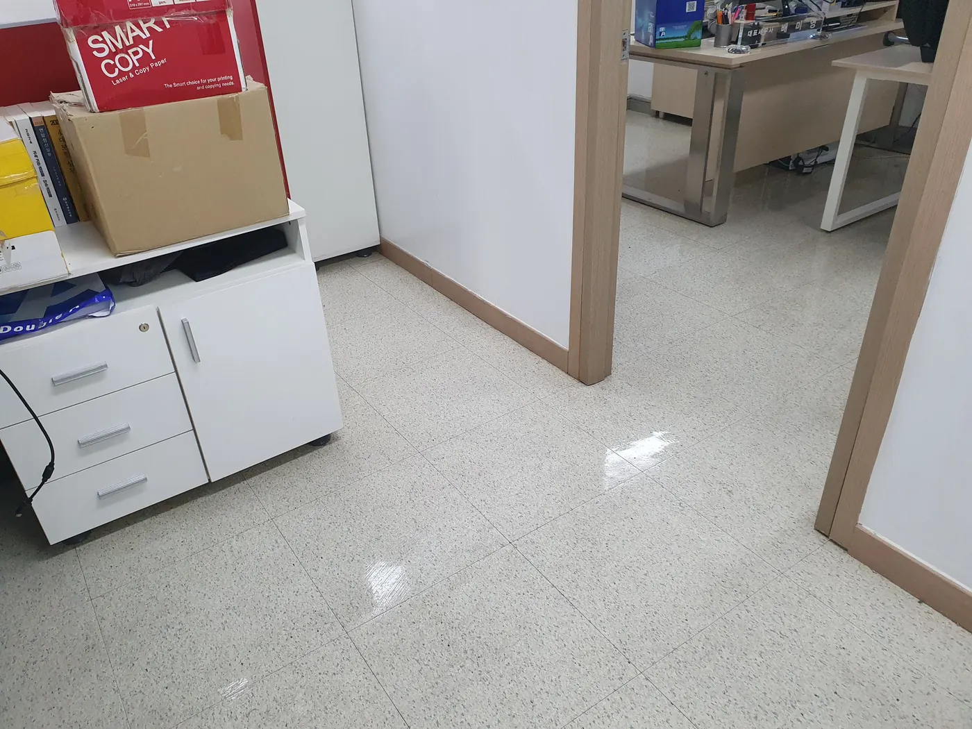 함양군 사무실청소 시공 현장 — 복도 바닥 마감