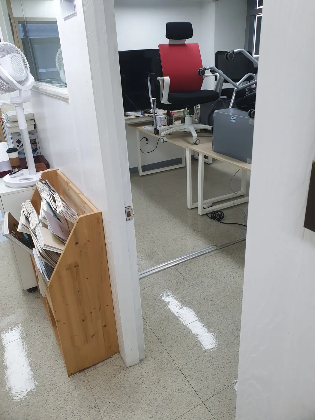 서하면 사무실청소 시공 현장 — 복도 바닥 마감