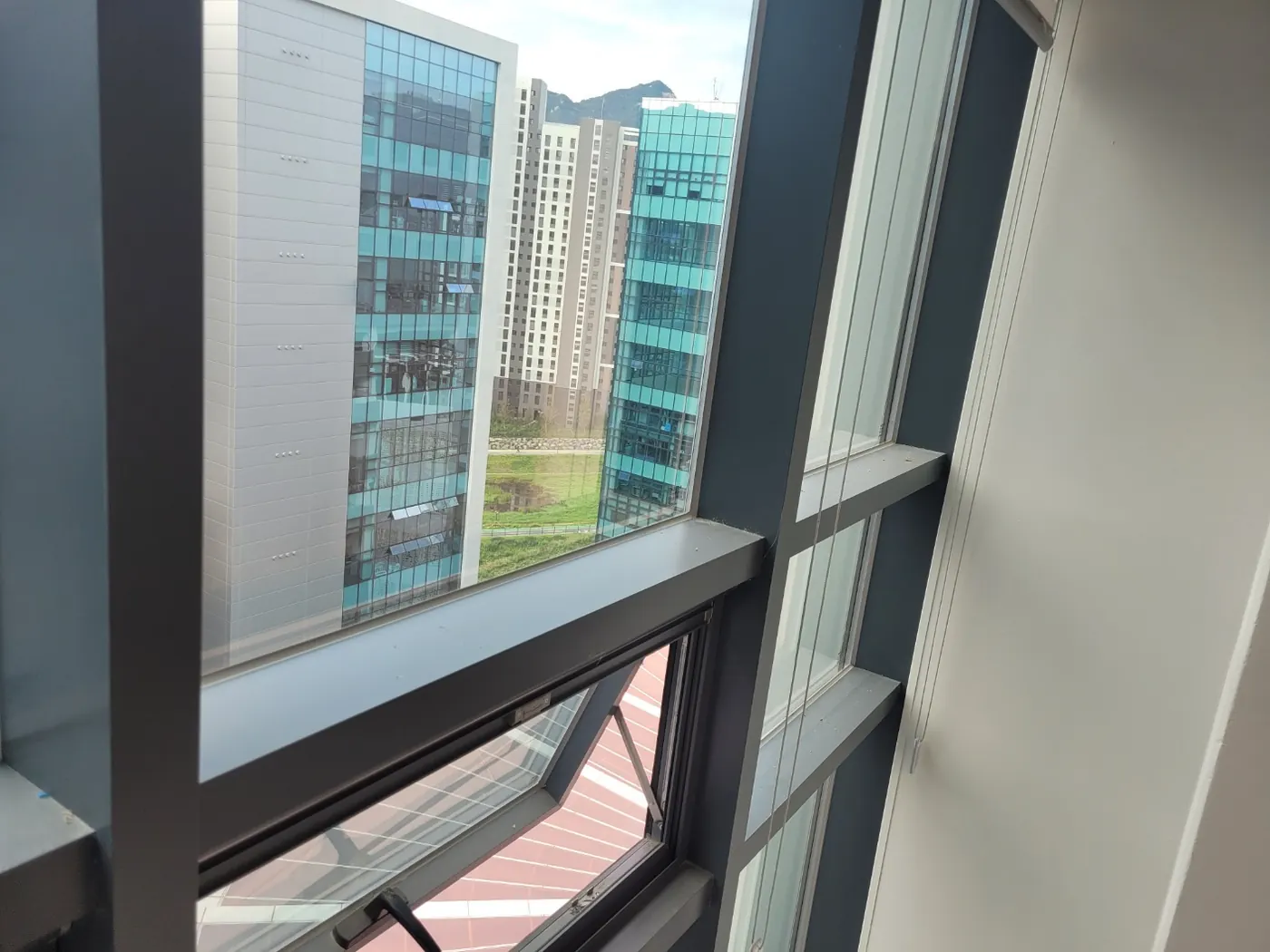창호 프레임 마감 — 경남서부 사무실청소 현장