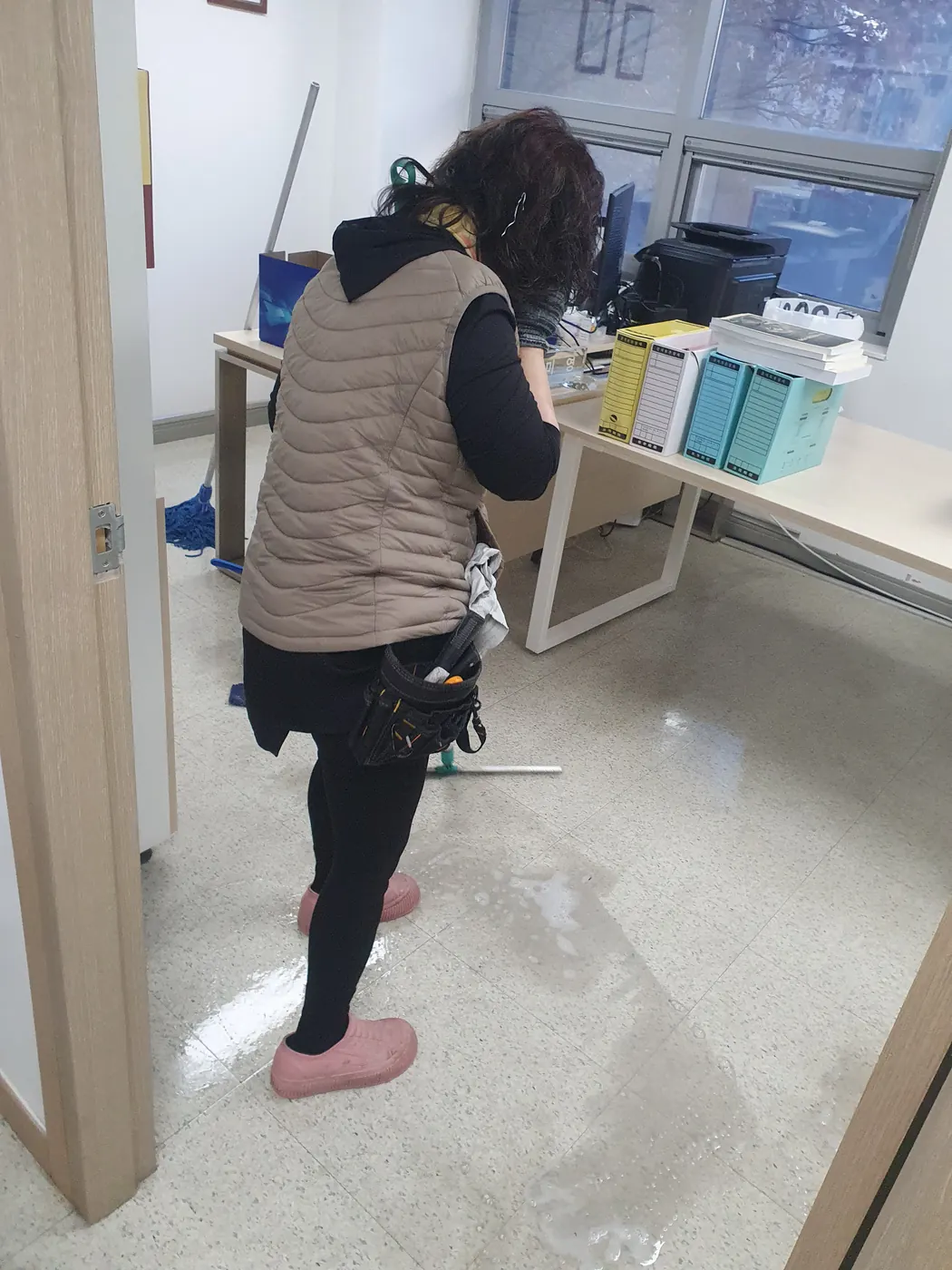 바닥 물걸레 마감 — 거창군 사무실청소 현장