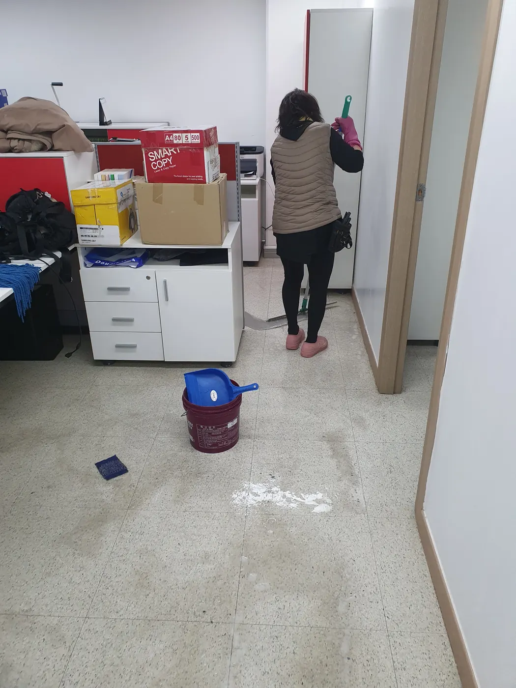 바닥 세정 진행 — 대곡면 사무실청소 현장