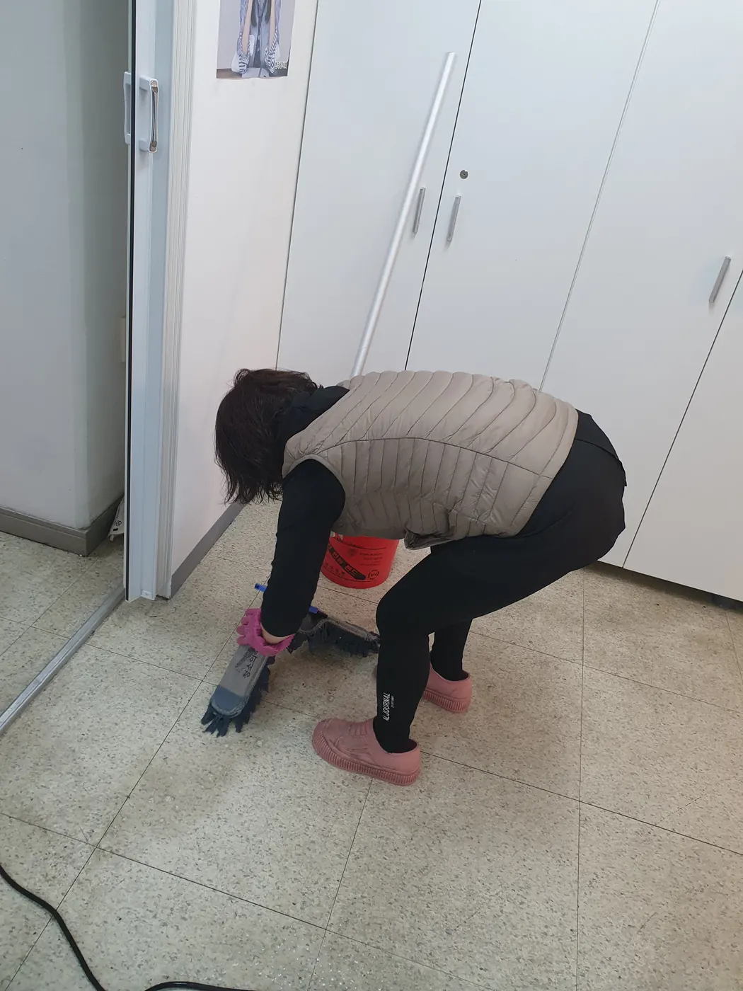 바닥 물걸레 마감 — 진주시 사무실청소 현장