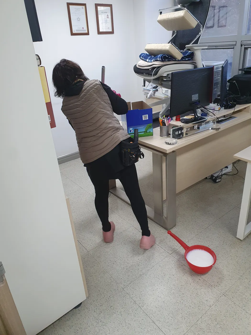 바닥 세정 진행 — 야로면 사무실청소 현장