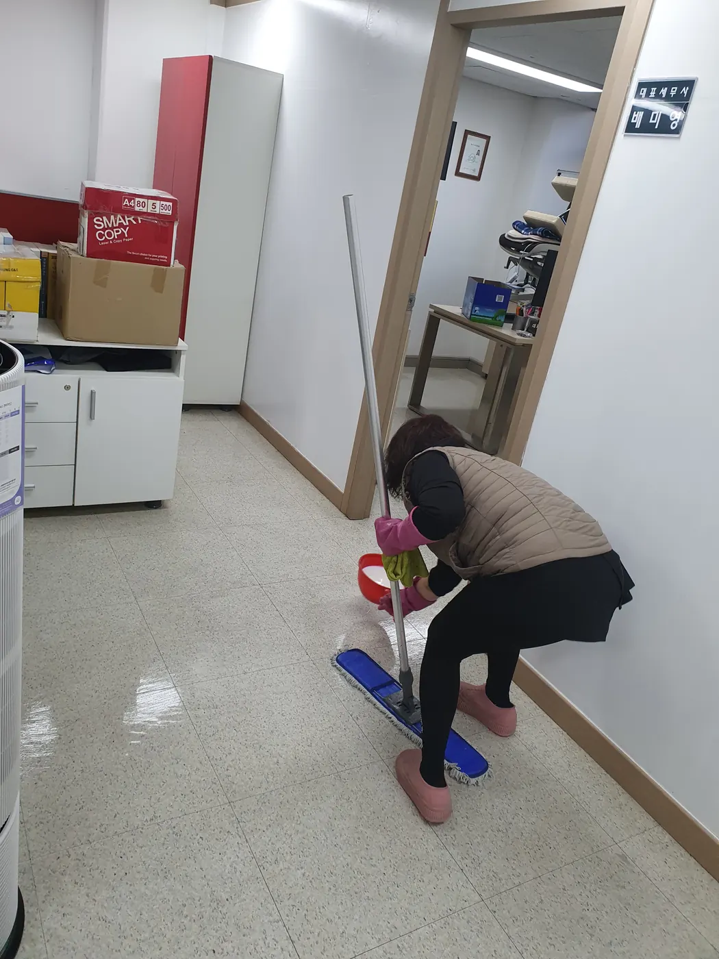 바닥 세정 진행 — 합천군 사무실청소 현장
