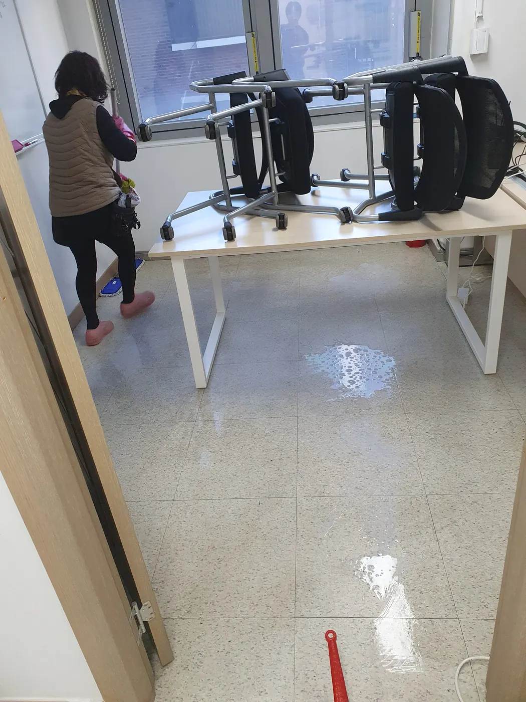 바닥 세정 진행 — 서하면 사무실청소 현장