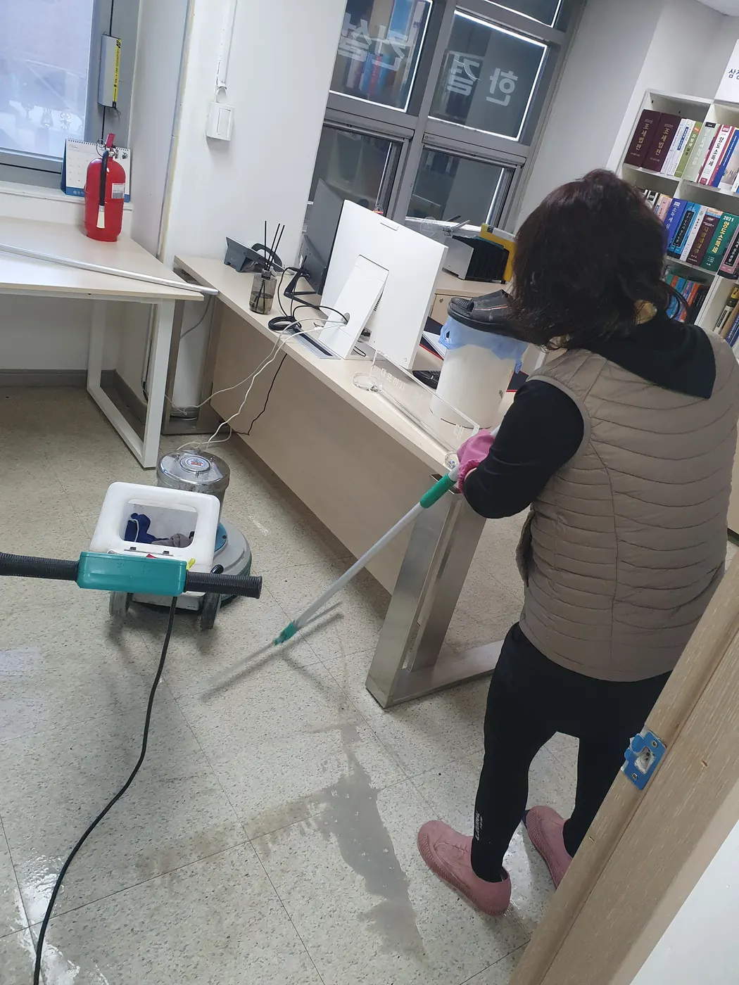 기계 세정 진행 — 함양군 사무실청소 현장