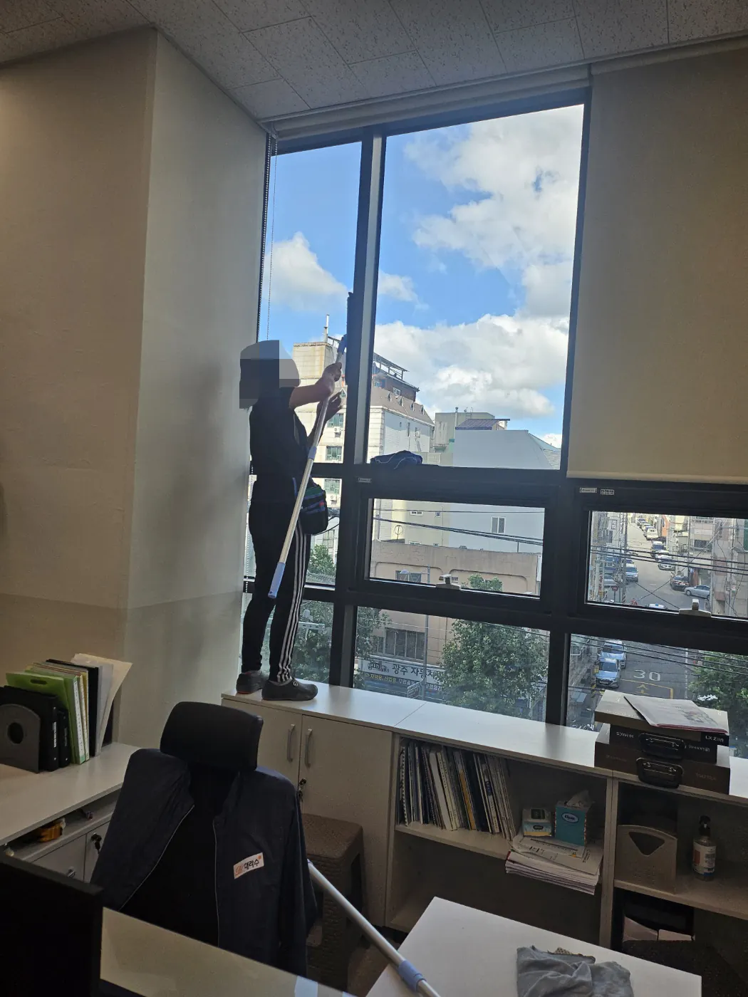 창호 청소 — 진주시 사무실청소 현장