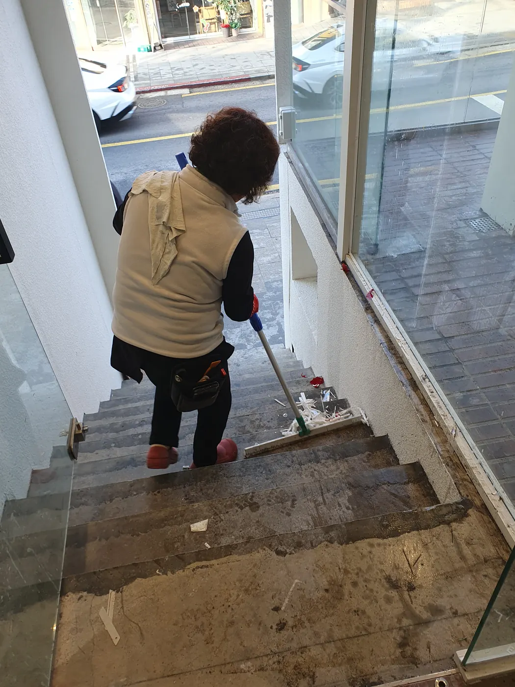 이동면 식당청소 시공 현장 — 주방 바닥 세정