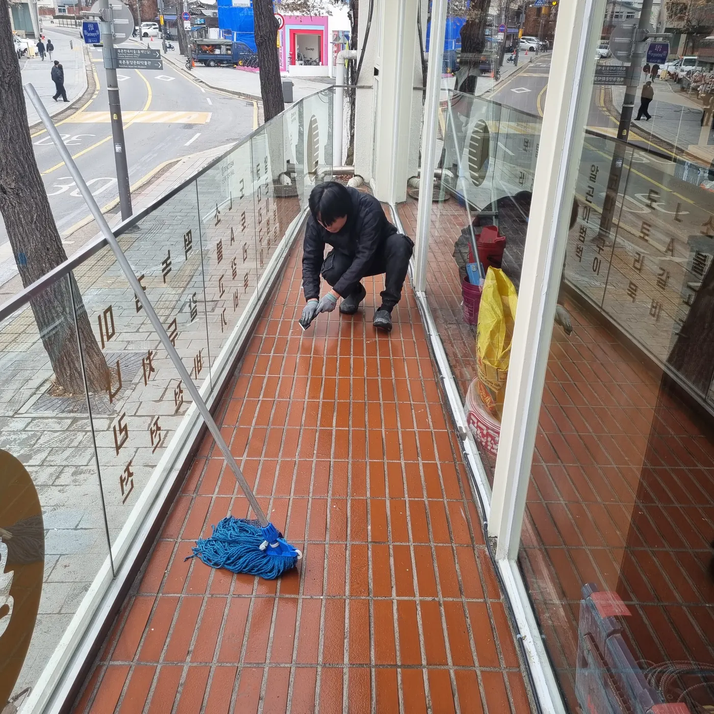 진주시 식당청소 시공 현장 — 바닥 마감 상태