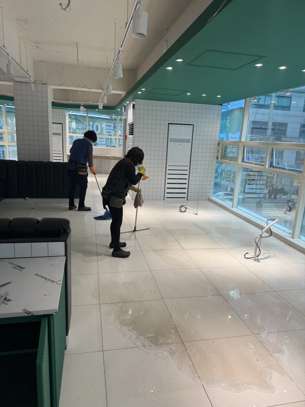 남해읍 식당청소 시공 현장 — 주방 바닥 세정