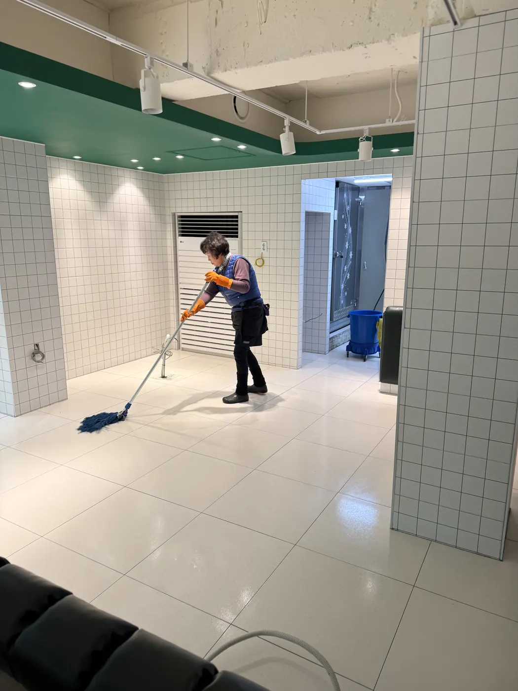 신안면 식당청소 시공 현장 — 주방 바닥 세정