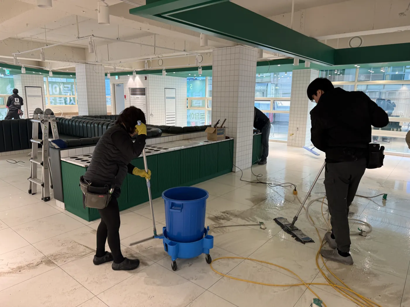 신수동 식당청소 시공 현장 — 주방 바닥 세정