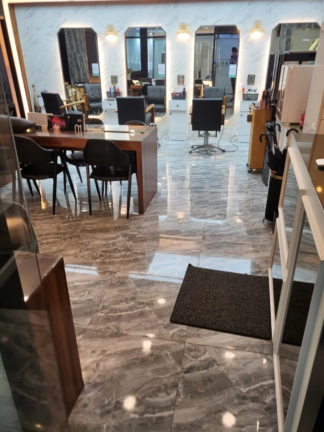 안의면 미용실청소 시공 현장 — 거울·집기 관리