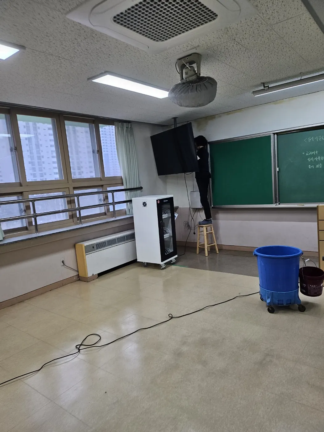 집현면 학교청소 시공 현장 — 교실 마감