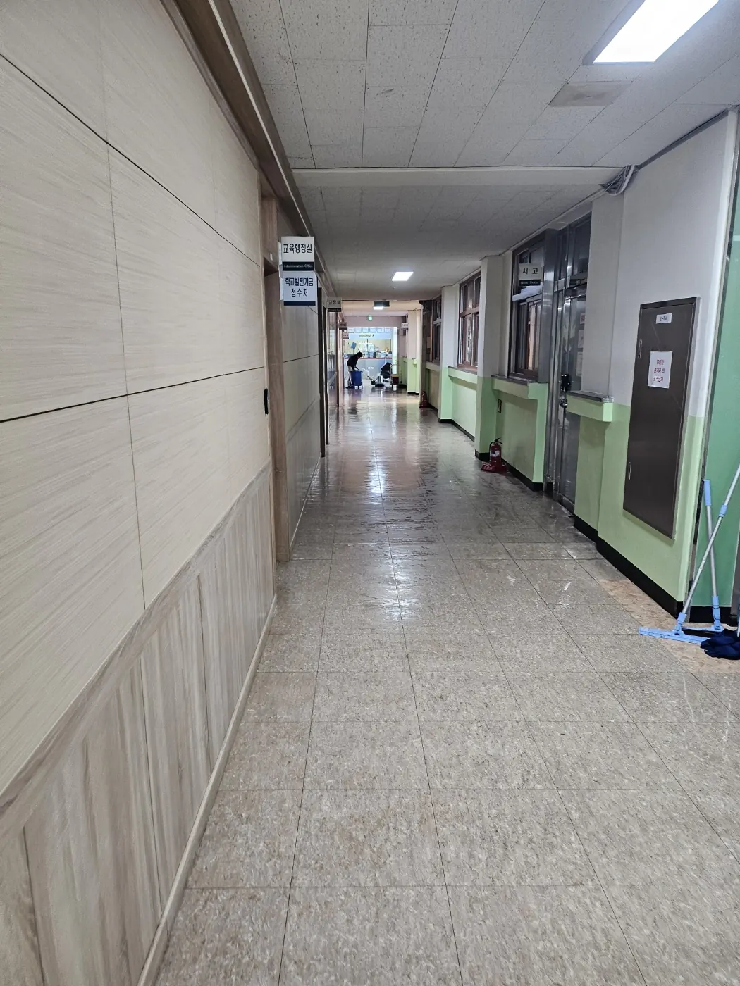 청암면 학교청소 시공 현장 — 통로 정리