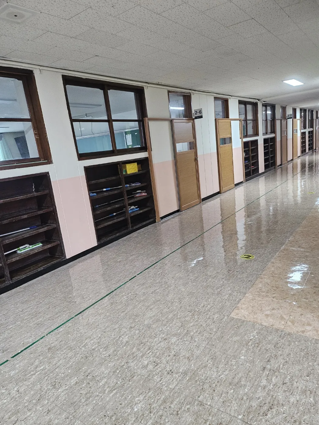 이동면 학교청소 시공 현장 — 통로 정리