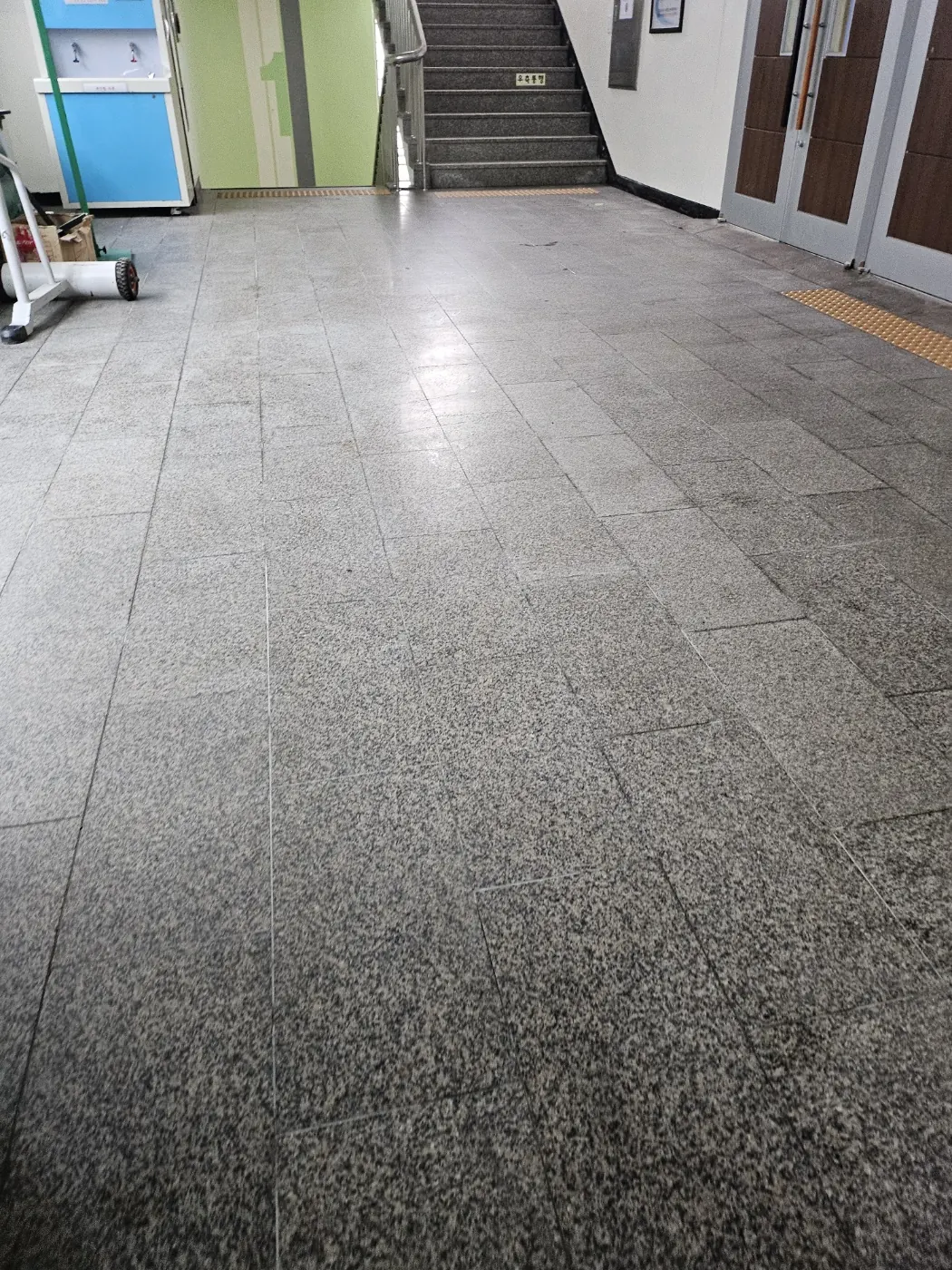 안의면 학교청소 시공 현장 — 통로 정리