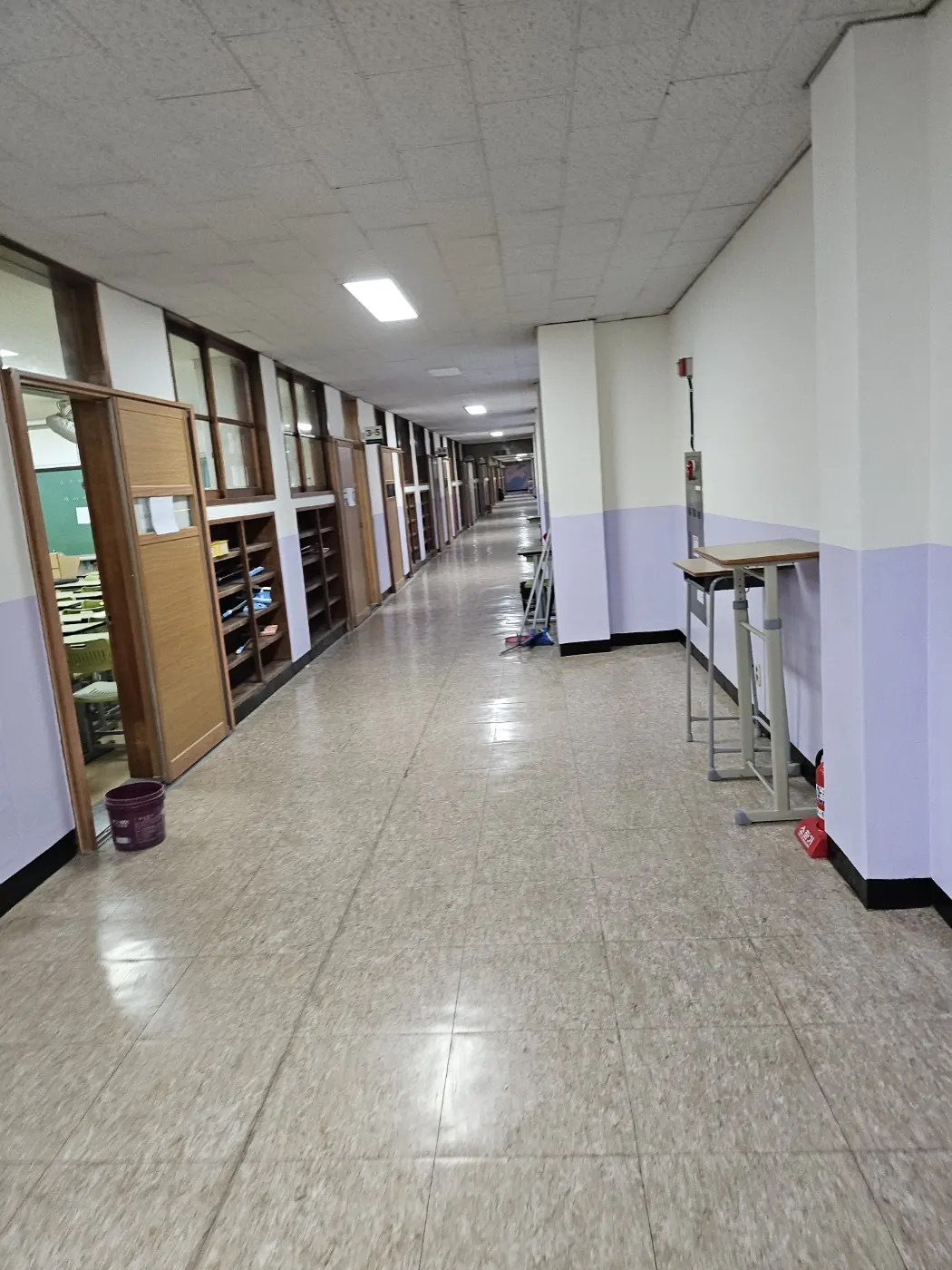남해군 학교청소 시공 현장 — 통로 정리