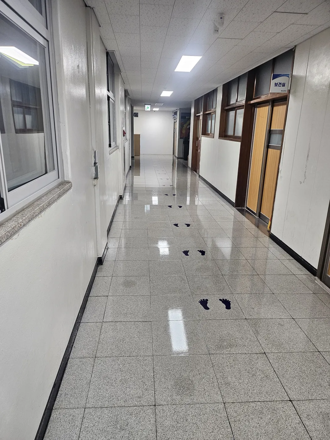 신안면 학교청소 시공 현장 — 통로 정리