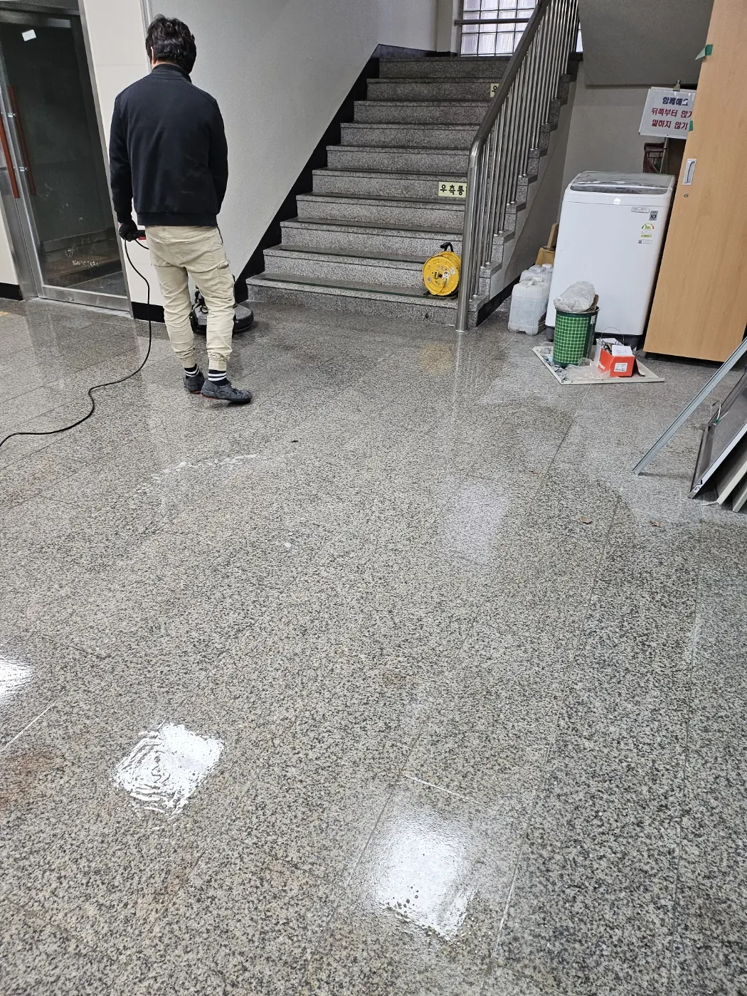 바닥 기계 세정 — 함양군 학교청소 현장