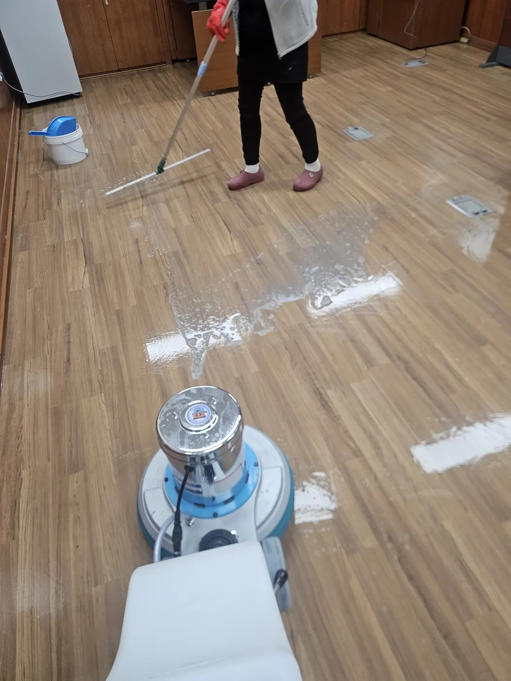 바닥 기계 세정 — 합천군 학교청소 현장