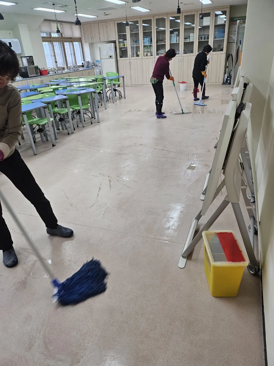 바닥 물걸레 마감 — 합천군 학교청소 현장
