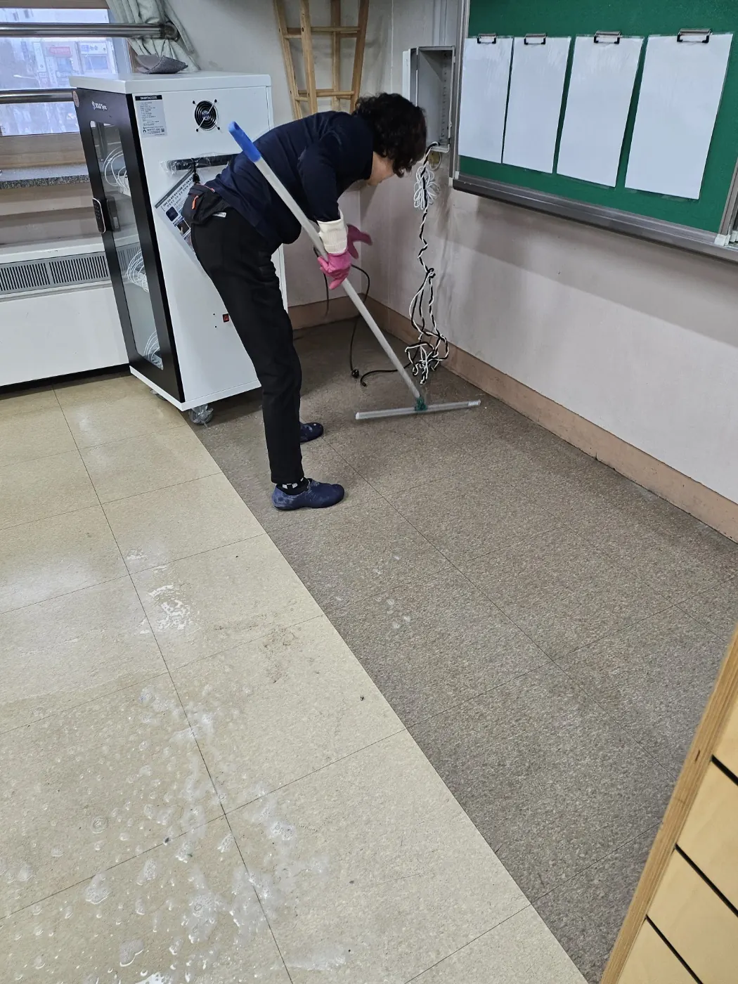 바닥 물걸레 마감 — 대병면 학교청소 현장