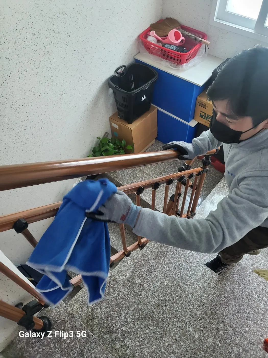 하동군 계단청소 시공 현장 — 계단 바닥 정리