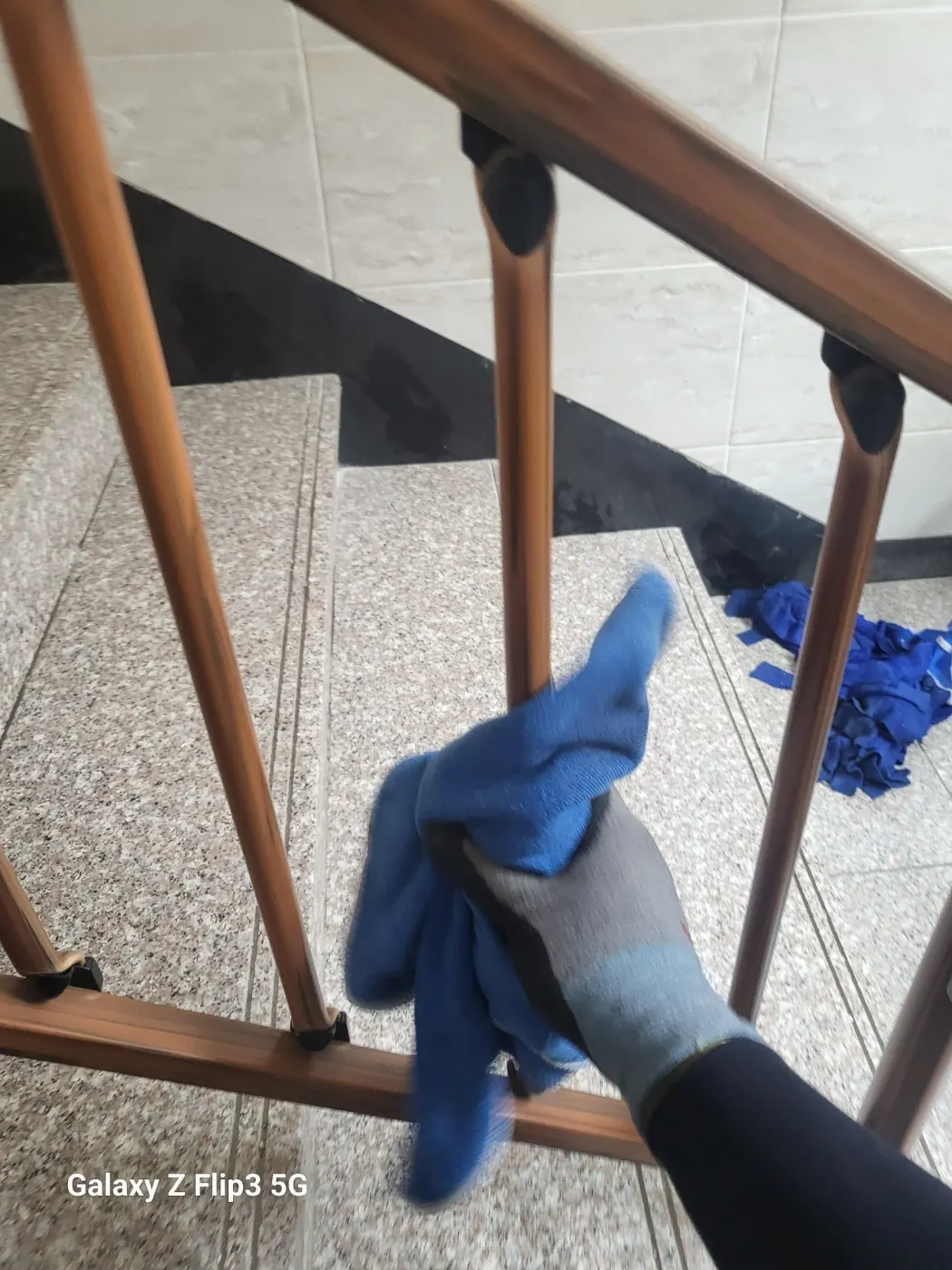 함양군 계단청소 시공 현장 — 계단 바닥 정리